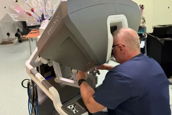 Na zdjęciu operator i robot