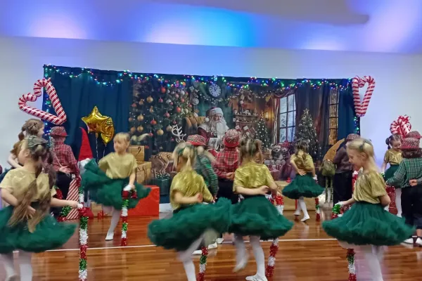 Na zdjęciu stojący ludzie 