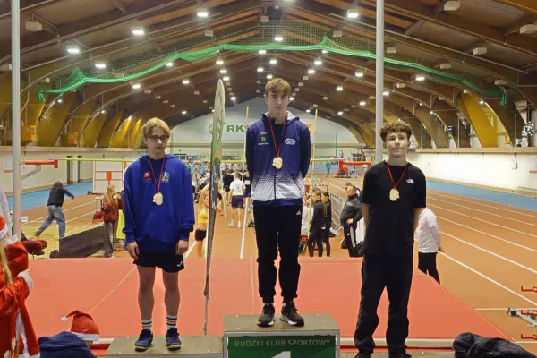 Na zdjęciu stojący ludzie 