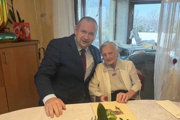 Na zdjęciu siedzący ludzie 