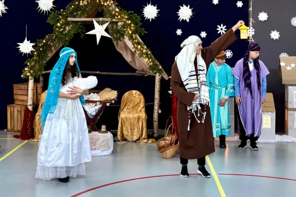 Na zdjęciu stojący ludzie 