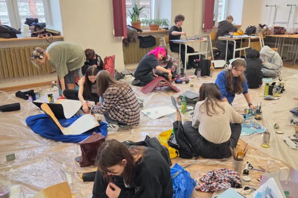 Na zdjęciu malowanie krzeseł 