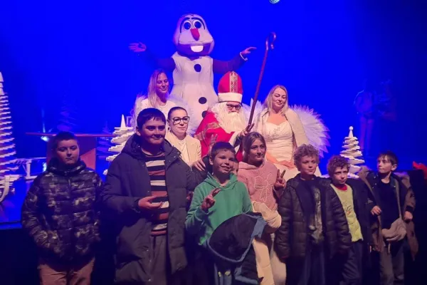 Na zdjęciu stojący ludzie 