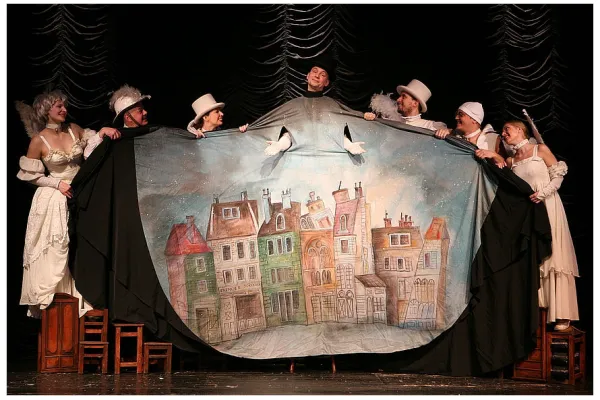 na zdjęciu postacie na scenie