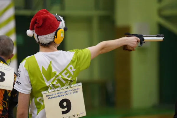 Na zdjęciu stojący ludzie 