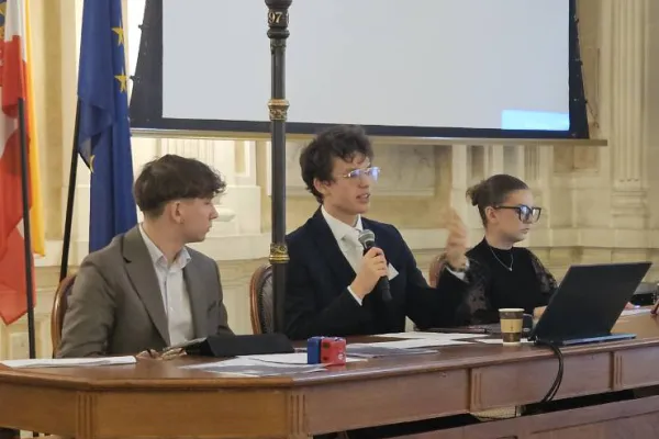 Na zdjęciu siedzący ludzie 