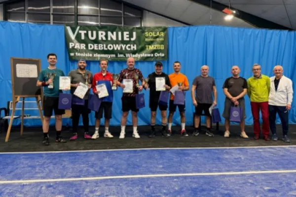 Na zdjęciu stojący ludzie 