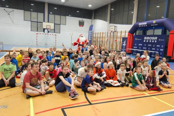 na zdjęciu młodzież z Mikołajem