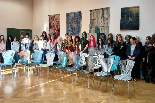 Na zdjęciu stojący ludzie 