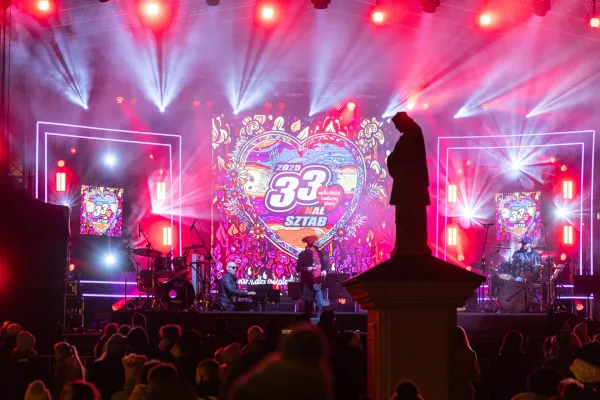 na zdjęciu scena na rynku 