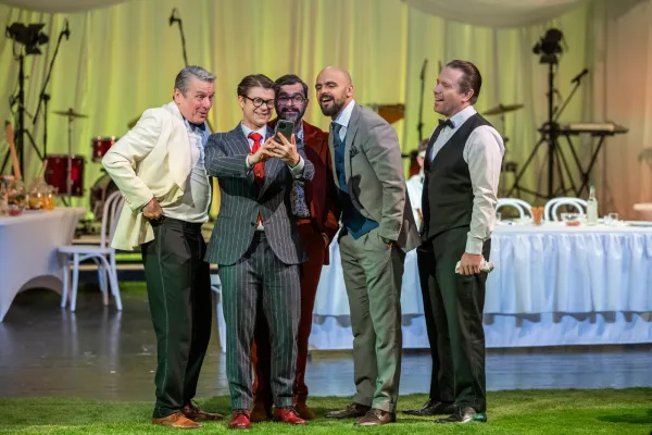 Aktorzy biorący udział w sztuce 