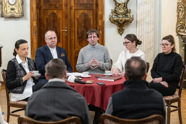Na zdjęciu siedzący ludzie 
