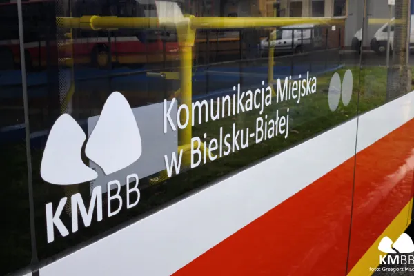Na zdjęciu fragment autobusu z napisem KMBB