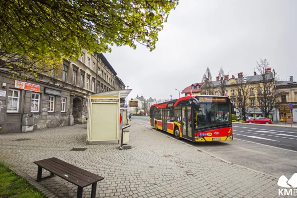 Na zdjęciu autobus linii nr 24 na przystanku 