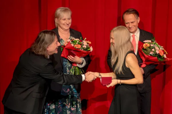 Na zdjęciu wyróżnieni twórcy teatru odbierają gratulacje od dyrektora TP Witolda Mazurkiewicza