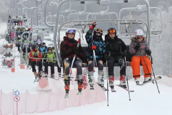 Na zdjęciu narciarze na wyciągu 