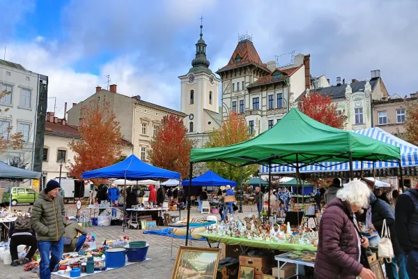 Na zdjęciu giełda staroci w Białej 