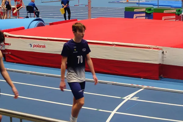 Na zdjęciu młody lekkoatleta na bieżni