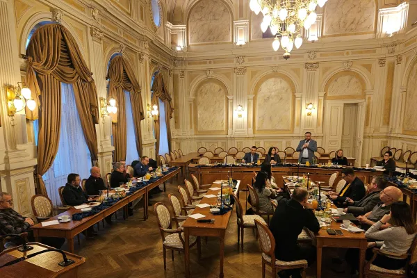 Na zdjęciu siedzący ludzie 