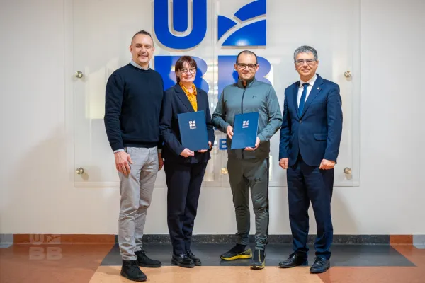 Na zdjęciu sygnatariusze umowy