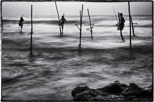 Na zdjęciu fragment morskiego pejzażu z kilkoma osobami