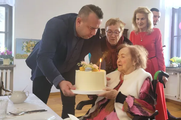 Na zdjęciu wiceprzewodniczący Rady Miejskiej w Bielsku-Białej i jubilatka Irena De Maria