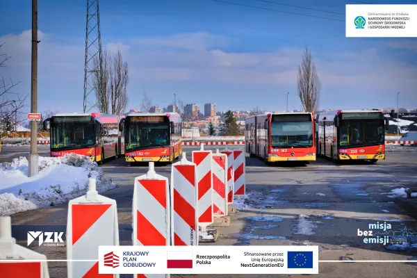 na zdjęciu zajezdnia MZK w Bielsku-Białej, widok w stronę placu budowy stacji ładowania przed rozpoczęciem robót