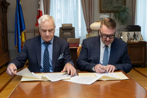 Na zdjęciu siedzący ludzie 