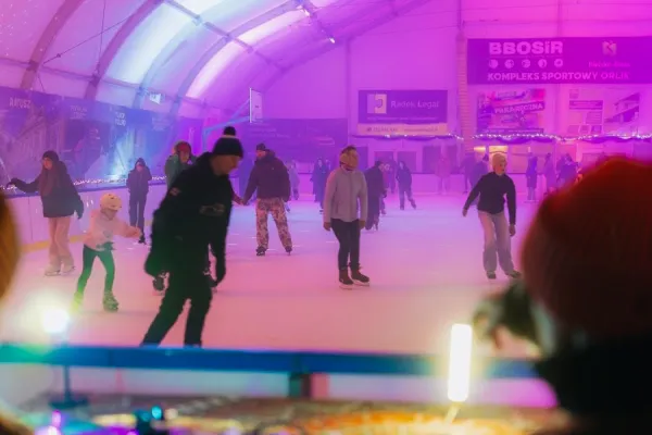 Na zdjęciu uczestnicy wydarzenia lododisko na lodowisku 