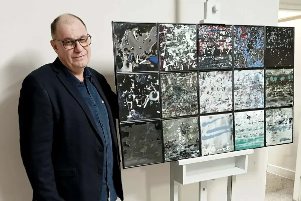 Na zdjęciu Krzysztof Dadak obok swojej pracy