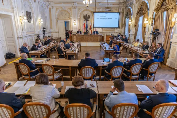 Na zdjęciu siedzący ludzie 