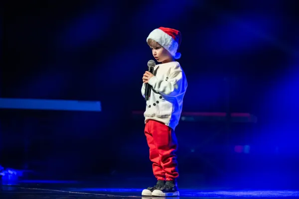 na zdjęciu osoby na scenie