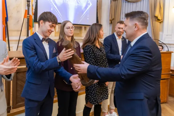 Na zdjęciu Kamil Herzyk odbiera nagrodę  