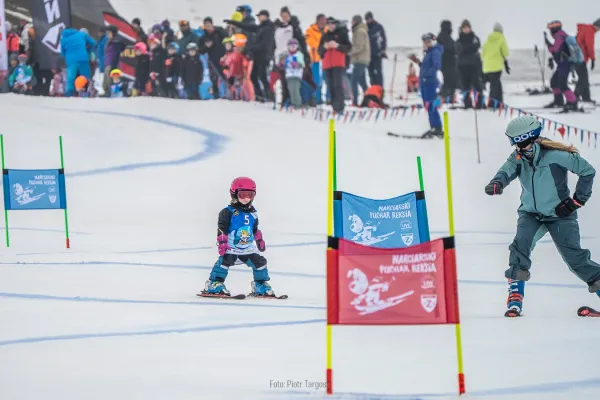Na zdjęciu narciarze 