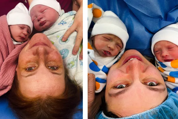 Na zdjęciu dwie mamy ze swoimi bliźniakami