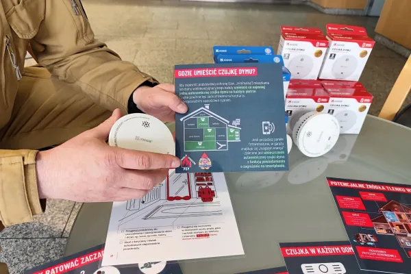 Na zdjęciu strażak i czujki dymu 