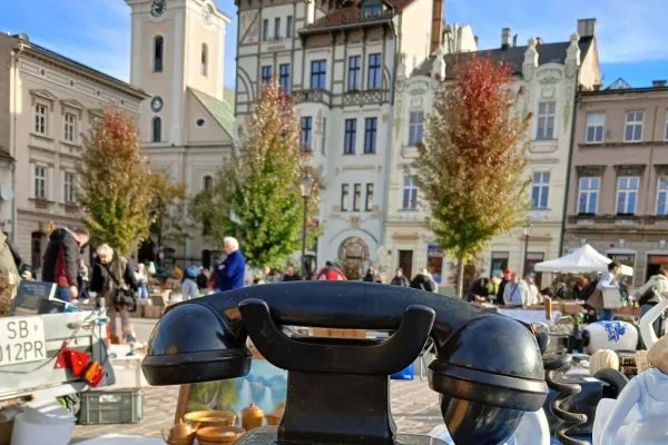 Na zdjęciu giełda staroci w Białej 