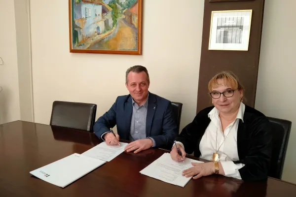 Na zdjęciu od prawej: dyrektorka biura Beskidzkiej Izby Gospodarczej Anna Bednarska i dyrektor Zespołu Szkół Samochodowych i Ogólnokształcących Janusz Berek