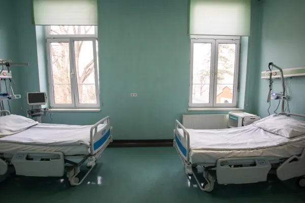 Na zdjęciu łóżka w sali szpitalnej 