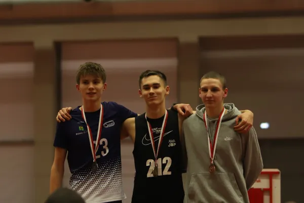 Na zdjęciu stojący ludzie 