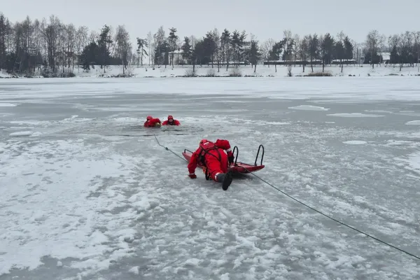 Na zdjęciu strażacy na lodzie 