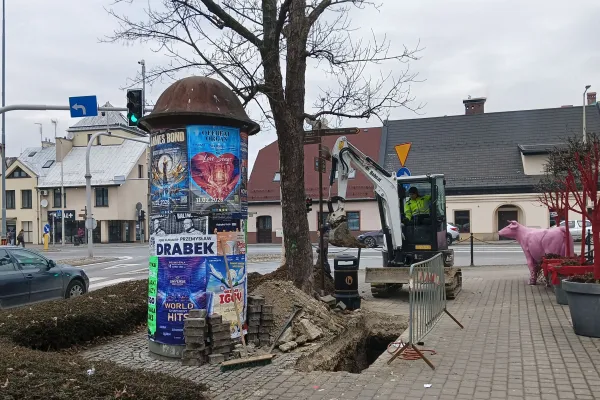 Na zdjęciu roboty budowlane na chodniku 