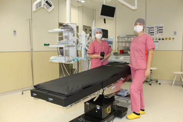 Na zdjęciu stół operacyjny i personel szpitala 