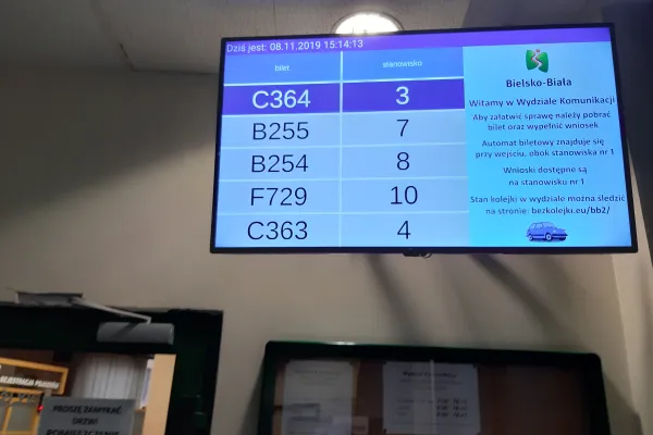 Na zdjęciu tablica kolejkowa w Wydziale Kominikacji