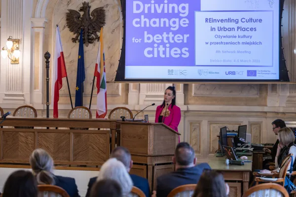 Na zdjęciu ludzie w sali sesyjnej 