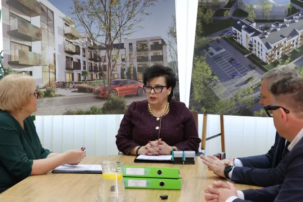 Na zdjęciu siedzący ludzie 