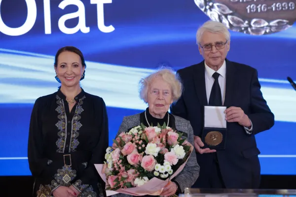 Na zdjęciu laureatka nagrody i osoby towarzyszące 