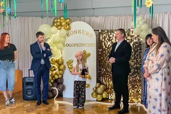 Na zdjęciu jedna z uczestniczek konkursu i zaproszeni goście 