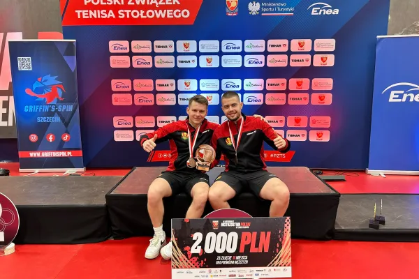Na zdjęciu siedzący ludzie 
