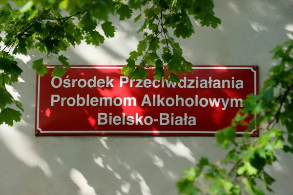 Na zdjęciu tablica z napisem Ośrodek Przeciwdziałania Problemom Alkoholowym